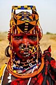 Traditionell gekleidete Frau des Stammes Jiye, Bundesstaat Eastern Equatoria, Südsudan, Afrika