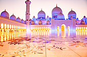 Die Scheich-Zayid-Moschee, die größte Moschee des Landes, in Abu Dhabi, der Hauptstadt der Vereinigten Arabischen Emirate, Naher Osten
