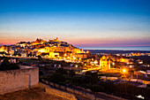 Ostuni in der Abenddämmerung, Provinz Brindisi, Apulien, Italien, Europa