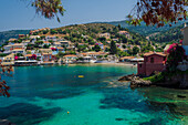 Sonniger Blick auf das traditionelle Dorf Asos mit niedrigen Häusern am Meer im Dorf Kefalonia, Kefalonia, Ionische Inseln, Griechische Inseln, Griechenland, Europa
