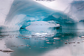 Antarktis. Künstlerischer offener Bogen in einem Eisberg.