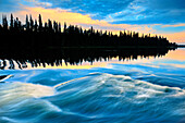 Kanada, Manitoba, Pisew Falls Provincial Park. Grass River und Waldreflexionen