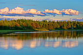 Kanada, New Brunswick, Richibucto. Wolken spiegeln sich bei Sonnenuntergang in einer Bucht wider