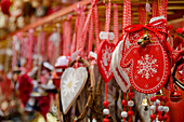 Frankreich, Elsass, Colmar. Weihnachtsmarkt in der historischen Stadt Colmar, festliche Dekorationen.