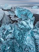 Eisberge am schwarzen Vulkanstrand. Strand in der Nähe der Gletscherlagune Jokulsarlon und Gletscher Breithamerkurjokull in Vatnajokull, Island ()
