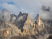 Gipfel, die das Val Venegia überragen, vom Passo Costazza aus gesehen. Pale di San Martino in den Dolomiten des Trentino. Pala ist Teil des UNESCO-Weltkulturerbes, Dolomiten, Italien.