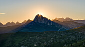 Dolomiten am Passo Giau. Blick nach Westen bei Sonnenuntergang. Die Dolomiten sind Teil des UNESCO-Weltnaturerbes Italien.
