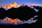 SA, Argentinien, Nationalpark Los Glaciares, Monte Fitz Roy; Fitz Roy-Gruppe spiegelt sich in Gletscherseen wider