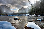 Merced-Fluss. El Capitan im Hintergrund. Yosemite, Kalifornien, USA.