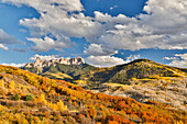Etwas westlich von Ridgway, Colorado, Landschaft in Autumn Castle Rock und den San Juan Mountains.
