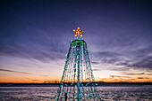USA, Massachusetts, Cape Ann, Annisquam. Weihnachtsbaum am Wasser