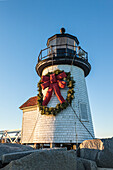 USA, Massachusetts, Nantucket-Insel. Nantucket Town, Brant Point Lighthouse mit einem Weihnachtskranz.