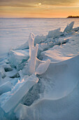 Druckgrat vor dem Kabetogama Visitor Center, gebildet durch Eis- und Schneebedingungen, Voyageurs National Park, Minnesota, USA