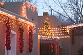 USA, New Mexico, Santa Fe: Canyon Road Gallery District Gallery Lights Evening / Gipsy Alley / Christmas