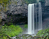 USA, Oregon. Der Mount Hood National Forest, Tamanawas Falls mit moosbedeckten Felsen an seiner Basis, entsteht dort, wo Cold Spring Creek über eine 109 Fuß hohe Lavaklippe stürzt.