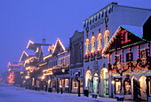 Nordamerika, USA, Washington, Leavenworth. Main Street mit Weihnachtsbeleuchtung in der Nacht