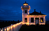 WA, Mukilteo, Mukilteo Lighthouse, gegründet 1906, mit Weihnachtsbeleuchtung