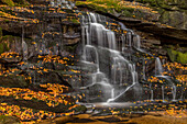 USA, West Virginia, Blackwater Falls Staatspark. Wasserfall szenisch