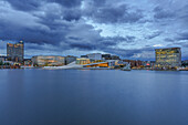 Blick auf das beleuchtete Opernhaus und das Edvard Munch Museum zur blauen Stunde in Oslo, Norwegen.