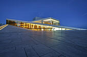Das beleuchtete Opernhaus zur blauen Stunde in in Oslo, Norwegen.