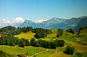 Luftaufnahme über die Bergkette mit klarem blauen Himmel in Bürgenstock, Nidwalden, Schweiz.