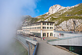 Blick auf den Gasthof Pilatus-Kulm, Schweizer Alpen, Kanton Luzern, Schweiz