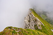 Tomlishorn zwischen den Wolken, Schweizer Alpen, Kanton Luzern, Schweiz