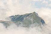 Blick von Oben auf den Studberg in den Wolken, Schweizer Alpen, Kanton Luzern, Schweiz