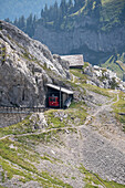 Zahnradbahn auf der Strecke zwischen Alpnach und Pilatus-Kulm, Schweizer Alpen, Kanton Luzern, Schweiz