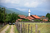 Dorf mit kleiner Moschee bei Decan, West-Kosovo