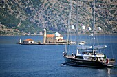 Kircheninseln mit riesen Segelboot bei Perast, innere Bucht von Kotor, Montenegro