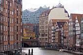 Häuser mit Elbphilharmonie an der Nikolai Fleet, Hamburg, Deutschland