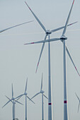 Windkraftanlagen vor blauem Himmel, Deutschland