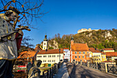Blick auf den malerischen Ort Kallmünz im Frühling, Bayern, Deutschland