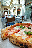 Pizza essen in der Galleria Tergesteo, Friaul-Julisch Venetien, Triest, Italien, Europa
