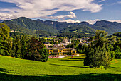 Kaiservilla im Kaiserpark und Blick auf Bad Ischl und die Alpenberge, Bad Ischl, Oberösterreich, Österreich
