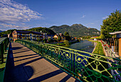Uferpromenade und Berge, gesehen von der Brücke über die Traun, Bad Ischl, Oberösterreich, Österreich