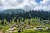 Malerischer Blick auf den berühmten georgischen Ferienort Bakhmaro gegen die Bergkette mit Wolken, Georgien