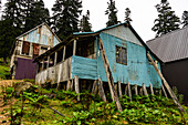 Traditionelle alte Holzhäuser von Bakhmaro Resort in der georgischen Region Guria am nebligen Morgen, Georgien