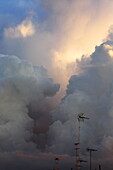 Wolkengetürm und Fernsehantennen, Lecce, Salento, Apulien, Italien