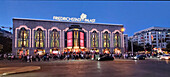 Friedrichstadt Palast, Außenaufnahme, Besucher verlassen Show den Friedrichstadtpalast, Revuetheater, Berlin-Mitte