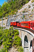 Petit Train de La Mure fährt über eine Bogenbrücke, Isère, Grenoble, Auvergne-Rhône-Alpes, Frankreich