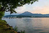 Bootsanlegestelle am Vierwaldstättersee mit Pilatus Bergmassiv, Kanton Luzern, Schweiz, Europa