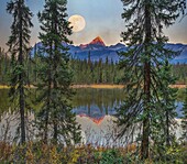 Mond über Mount Edith Cavell von Fryatt Pond, Jasper National Park, Alberta, Kanada