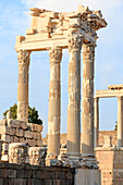 Türkei, Provinz Izmir, Bergama, Pergamon. Antikes Kulturzentrum. Tempel des Trajan auf der Akropolis. UNESCO-Weltkulturerbe.