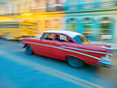 Karibik, Kuba, Havanna, Havanna Vieja, UNESCO-Weltkulturerbe, Oldtimer in Bewegung