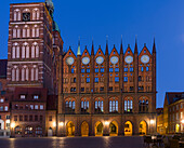Der Alte Markt mit dem ikonischen Rathaus und der Kirche St. Nikolai. Die Altstadt ist als UNESCO-Weltkulturerbe gelistet. Deutschland, Vorpommern
