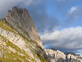 Die Dolomiten im Grödner Tal in Südtirol, Alto Adige, Aschgler Alpe im Vordergrund. Die Dolomiten sind als UNESCO-Weltnaturerbe gelistet. Mitteleuropa, Italien