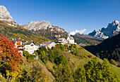 Dorf Colle San Lucia im Val Fiorentina. Im Hintergrund der Monte Pelmo, eine Ikone der Dolomiten. Die Dolomiten des Veneto sind Teil des UNESCO-Weltkulturerbes, Italien