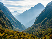 Valle Corpassa im Civetta-Gebirge in den Dolomiten des Veneto. Im Hintergrund die Gipfel der Pale di San Martino. Die Dolomiten des Veneto sind Teil des UNESCO-Weltkulturerbes, Italien